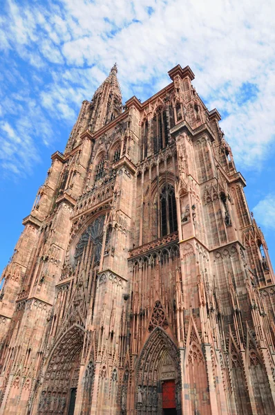 Winkel Blick auf Turm der Kathedrale in Straßburg aus rosa Steinen gebaut — Stockfoto