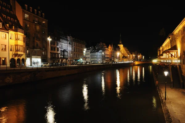 Restaurants near river were full in calm night on August 22, 2010 in Strasbourg — Stock Photo, Image