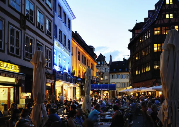 Tourists take dinner waiting for a traditional light show near cathedral on August 21, 2010 in Strasbourg — Stock Photo, Image