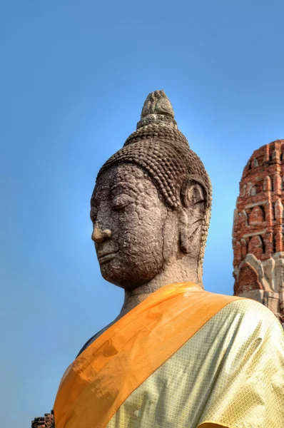 Estatua medieval de Buda en Ayutthaya en Tailandia en vestido amarillo —  Fotos de Stock