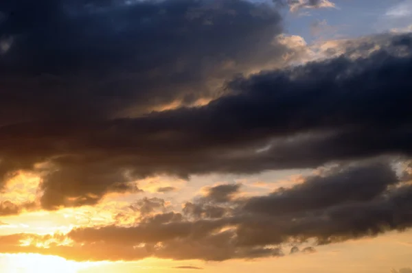 Ciel couchant avec des nuages colorés — Photo