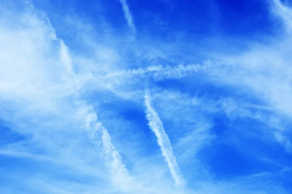 Céu azul com traços de aviões — Fotografia de Stock