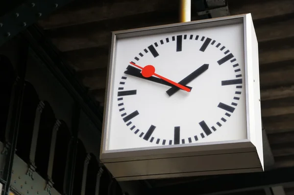Vecchio orologio sul perron della stazione ferroviaria di Gand, Belgio — Foto Stock
