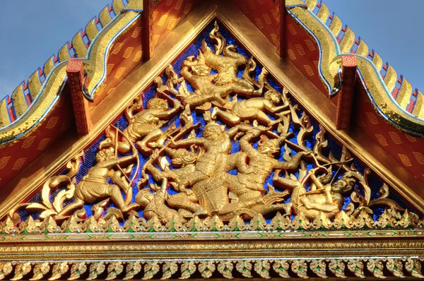 Fragment van oude snijwerk versieren dak van boeddhistische tempel in bangkok, thailand — Stockfoto