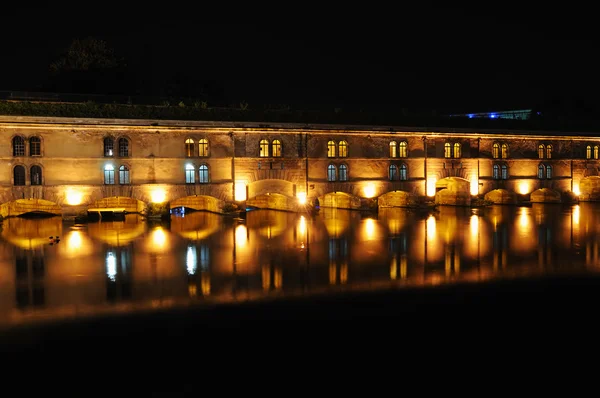 Vista noturna da Barragem Vauban em Estrasburgo, França, feita com longa exposição — Fotografia de Stock