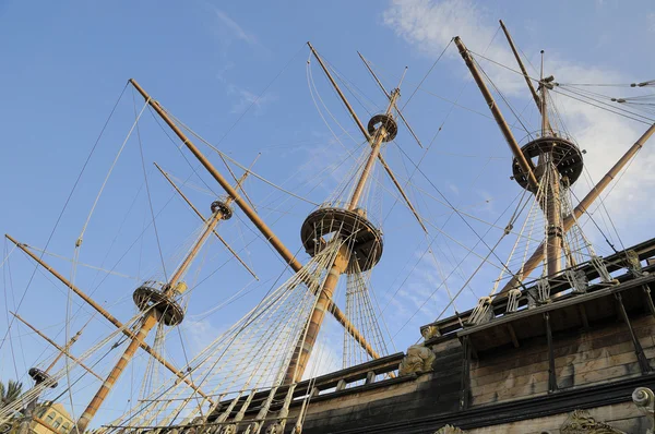 Middeleeuwse mode schip in de oude haven van genova is een toeristische attractie — Stockfoto