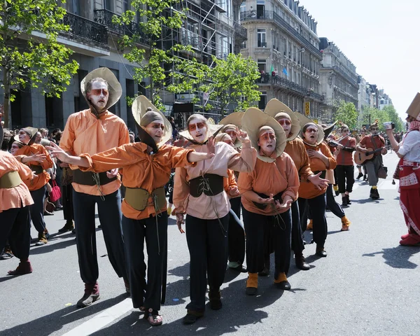Desfile de Zinneke el 22 de mayo de 2010 en Bruselas, Bélgica. Habitantes de Bruselas preparan sus actuaciones durante el año, expresando creatividad . — Foto de Stock