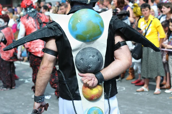 An unknown participant demonstrates his creative globes costume during Zinneke Parade — Stock Photo, Image