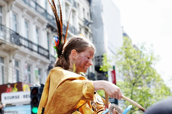 Unbekannter junger Teilnehmer zeigt bei Zinneke-Parade mystischen Charakter — Stockfoto