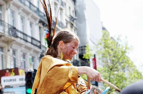 Un jeune participant non identifié montre un caractère mystique lors du défilé Zinneke — Photo