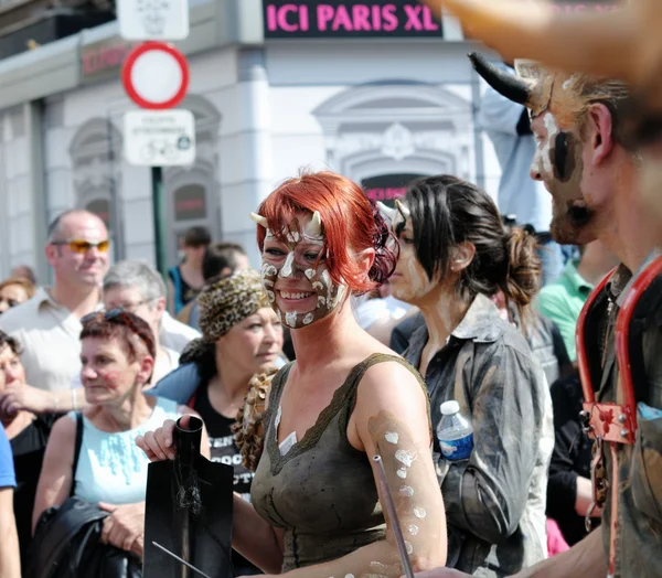正体不明の参加者はブリュッセルで 2012 年 5 月 19 日 zinneke パレード中に悪魔のコスチュームを示しています — ストック写真