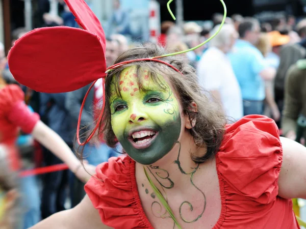 Participante não identificado joga em uma composição durante Zinneke Parade em maio 19, 2012 em Bruxelas — Fotografia de Stock