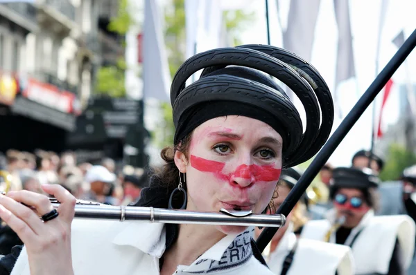 Partecipante non identificato suona in una composizione durante Zinneke Parade il 19 maggio 2012 a Bruxelles — Foto Stock