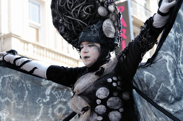 Bilinmeyen bir katılımcı göstermek onun mistik kostüm zinneke parade, 19 Mayıs 2012 Brüksel, belfium — Stok fotoğraf