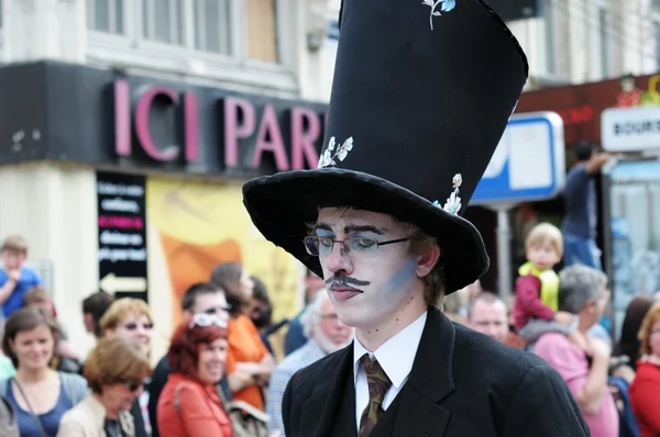 Unknown participant plays sad personage in a composition during Zinneke Parade on May 19, 2012 in Brussels — Stock Photo, Image