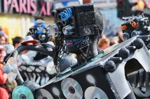 Onbekende deelnemer toont zijn kostuum van een robot op zinneke parade op 19 mei 2012 in Brussel — Stockfoto