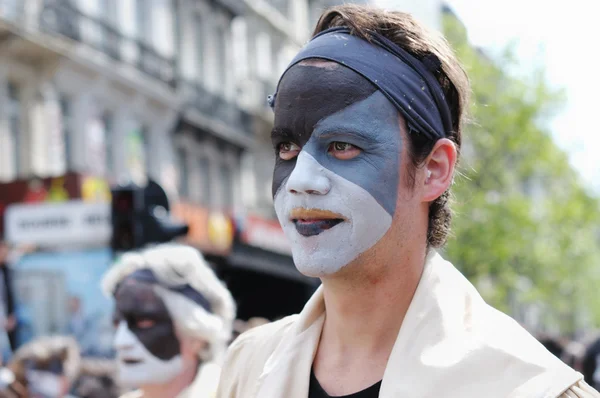 Unbekannter Teilnehmer zeigt komplexes Make-up während Zinneke-Parade am 19. Mai 2012 in Brüssel, Belgien — Stockfoto