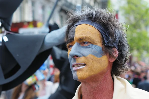 Unknown participant shows his fancy makeup during Zinneke Parade on May 19, 2012 in Brussels — Stock Photo, Image