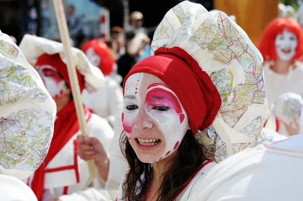 Une participante créative inconnue montre son costume de carte lors du défilé de Zinneke le 19 mai 2012 à Bruxelles — Photo