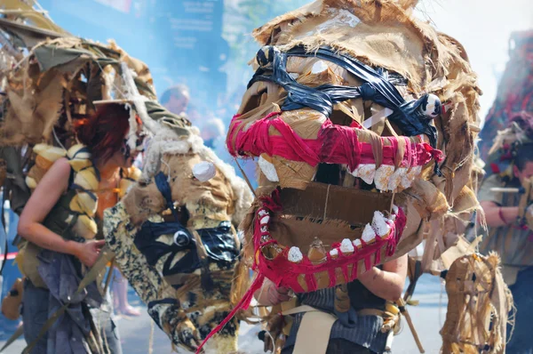 Participante desconocido demuestra traje de un dragón durante el desfile de Zinneke el 19 de mayo de 2012 en Bruselas —  Fotos de Stock
