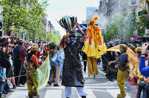 Participantes desconocidos muestran su actuación mística en el desfile de Zinneke el 19 de mayo de 2012 en Bruselas — Foto de Stock