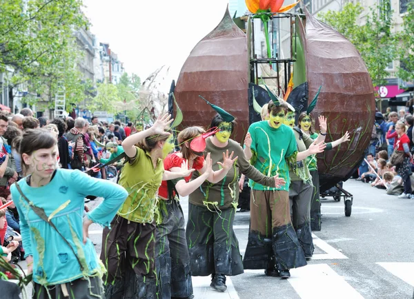 Participantes no identificados muestran composición mística durante el desfile de Zinneke el 19 de mayo de 2012 en Bruselas —  Fotos de Stock