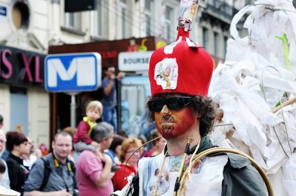 Unknown participant demonstrates weird bright costume at Zinneke Parade on May 19, 2012 in Brussels, Belgium — Stock Photo, Image