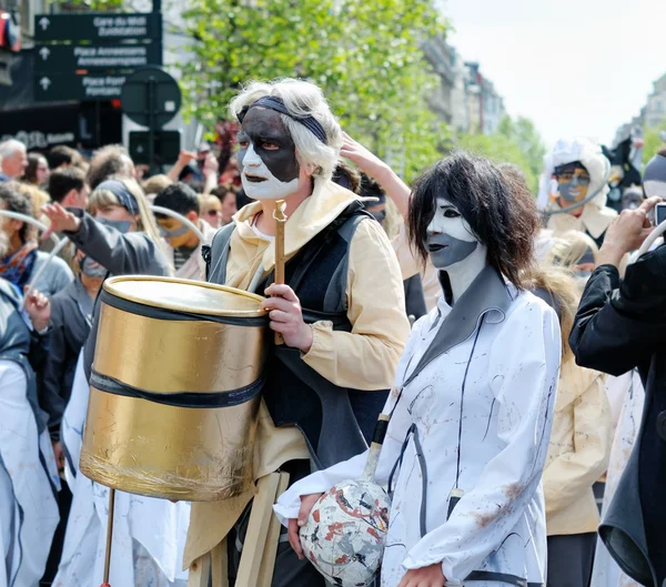 Participantes no identificados muestran sus trajes durante el desfile de Zinneke el 19 de mayo de 2012 en Bruselas, Bélgica — Foto de Stock