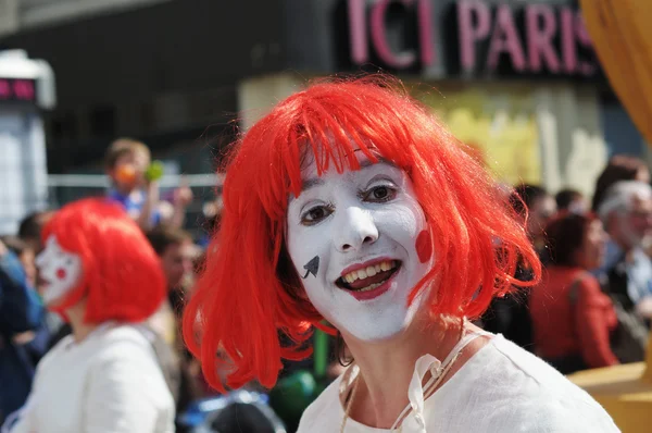 Unbekannter Teilnehmer zeigt glückliche Gestalt bei Zinneke-Parade am 19. Mai 2012 in Brüssel — Stockfoto