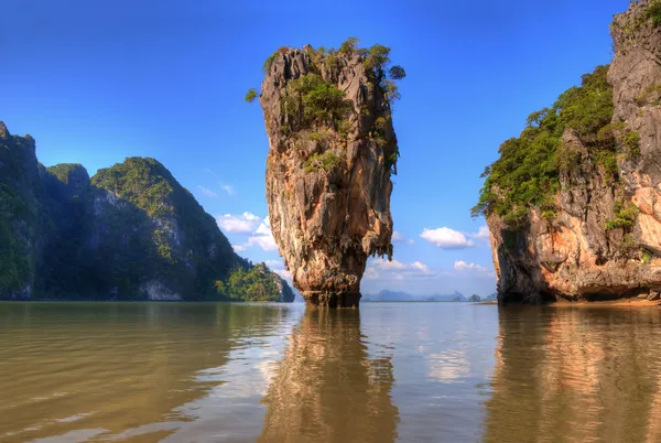 James bond ilha na Tailândia com reflexão na água Fotos De Bancos De Imagens