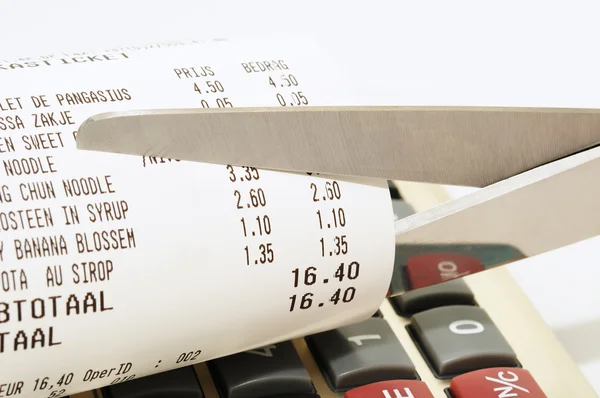 Концепція економії з ножицями для вирізання квитанції з магазину Ліцензійні Стокові Зображення