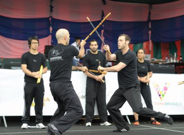 Brussels, Belçika-Haziran 10: tanımlanamayan performans göstermek egzersiz çerçevesinde u & Asya festivalinde 10 Haziran 2012 tarihinde Brüksel'dövüş sanatları. Bu yıllık pub olduğunu.