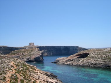 comino Adası Malta - kayalar'ın Batı kesiminde