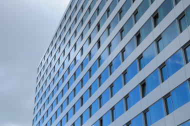 Windows yansıması gökyüzü ile modern Binası