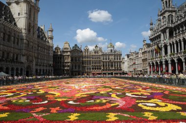 Brussels, Belçika-Ağustos 15: tüm dünyaya gelen turistler gelip çiçek halı 2012 Afrika temalı bu yıl 15 Ağustos, Brüksel'deki 2012. Bu iki olay her zaman farklı bir tema var