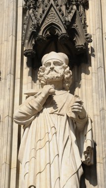 güneşli gün Köln Katedrali'nın üzerinde Gotik heykel