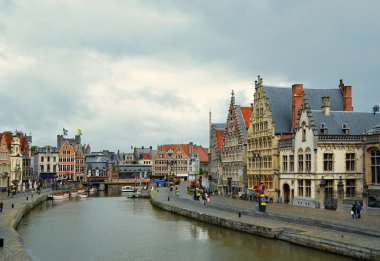 Ghent, Belçika-Temmuz 23: kötü hava pzostaje turist ve ilgili işletmeler 23 Temmuz 2008 Gent. graslei Limanı ana cazibe bina korunur