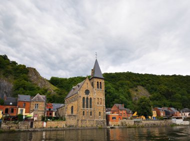 eski kilise dinant form nehir meuse, Belçika görünümü