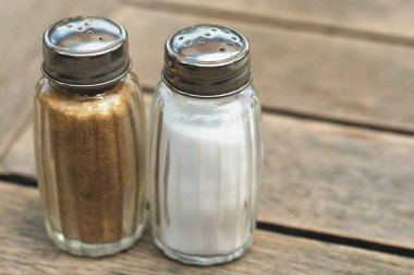 tuz mahzeni ve biber-caster bulutlu gün ahşap açık havada tablo