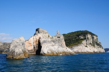 temiz sakin gün Portovenere Limanı ve kilise san pietro İtalya
