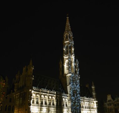 Beyaz ve sarı gece ışıklandırması Ortaçağ kule üzerinde grand place, brussels, Belçika