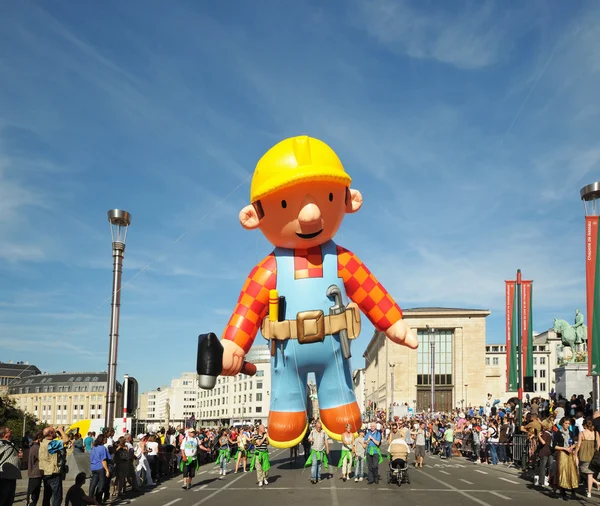 BRUSELAS, BÉLGICA-8 DE SEPTIEMBRE: Desfile del Día del Desfile de los Globos llegó a la Place de l 'Albertine el 8 de septiembre de 2012 en Bruselas. En 2012 este evento es parte de un año —  Fotos de Stock