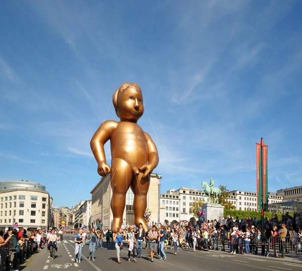 BRUSSELS, BELGIUM-SEPTEMBER 8: Giant Manneken Pis in annual Balloons Day Parade arrive to Place de l'Albertine on September 8, 2012 in Brussels. — Stock Photo, Image