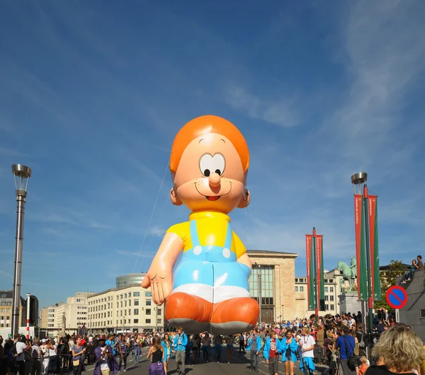 Brüssel, Belgien-September 8: riesige Cartoon-Figur in Luftballons Tag Parade ankommen de l 'albertine am 8. September 2012 in Brüssel. — Stockfoto