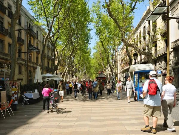 巴塞罗那，西班牙 — — 4 月 13 日： 在 2009 年 4 月 13 日在巴塞罗那的游客拥挤 la rambla 大道. — 图库照片