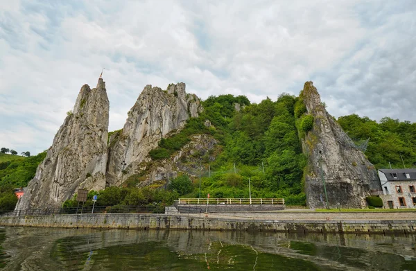 Bayard Rocks in Dinant, na margem direita do rio Meuse, Bélgica — Fotografia de Stock
