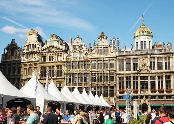 Brussels, Belçika-Eylül 1: binlerce turist grand place tarafından 1 Eylül 2012 tarihinde Brüksel'başladı Belçika birası haftasonu çekti. — Stok fotoğraf