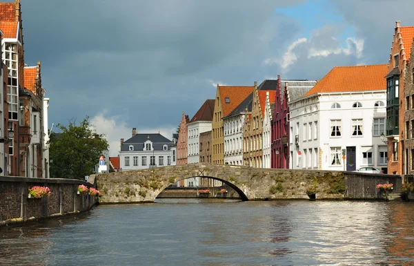 Edifícios históricos em Brugge e uma ponte em dia nublado — Fotografia de Stock