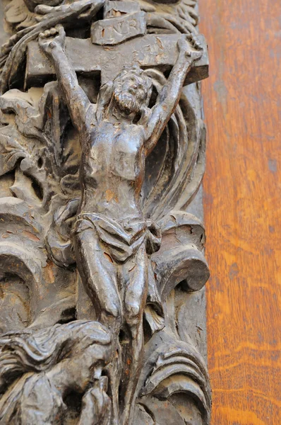 Metalen standbeeld op middeleeuwse toegangsdeur van katholieke kerk — Stockfoto