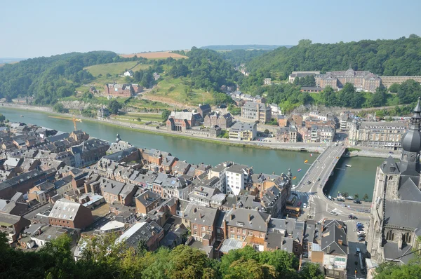 Panorama de Dinant - bela cidade em Wallonie, na Bélgica vista de alta colina — Fotografia de Stock